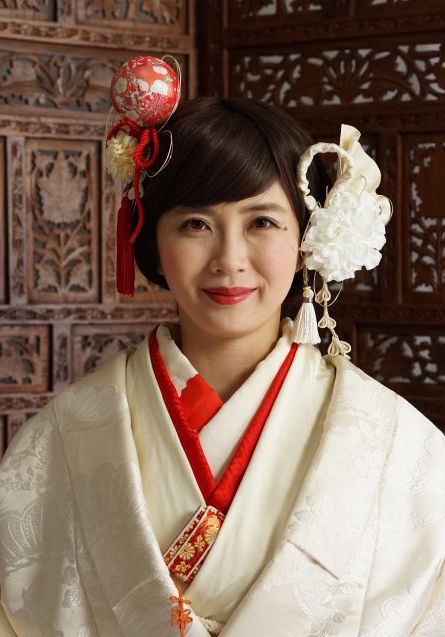 和装花嫁さんの悩みを全て解決！結婚式の髪飾りは生花にする？造花にする？