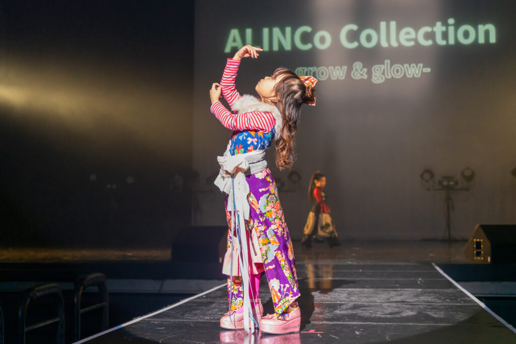 ファッション　オシャレ　コーディネート　キッズ　子供　ハーフ成人式　七五三　写真　赤　紫　和洋折衷　着物　リボン　レトロ　アンティーク　大正ロマン　ファッションショー　ヘアアクセサリー　髪飾り