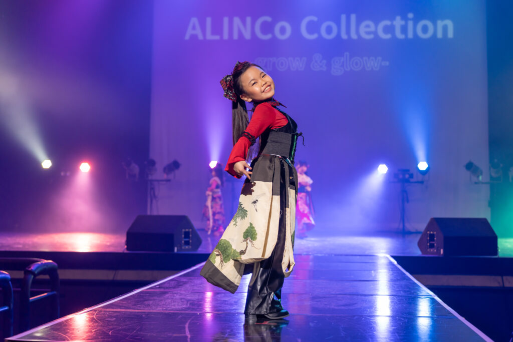 ファッション オシャレ コーディネート キッズ 子供 ハーフ成人式 七五三 写真 赤 和洋折衷 着物 リボン レトロ アンティーク 大正ロマン ファッションショー ヘアアクセサリー 髪飾り