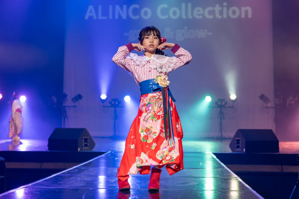 ファッション オシャレ コーディネート キッズ 子供 ハーフ成人式 七五三 写真 赤 和洋折衷 着物 リボン レトロ アンティーク 大正ロマン ファッションショー ヘアアクセサリー 髪飾り