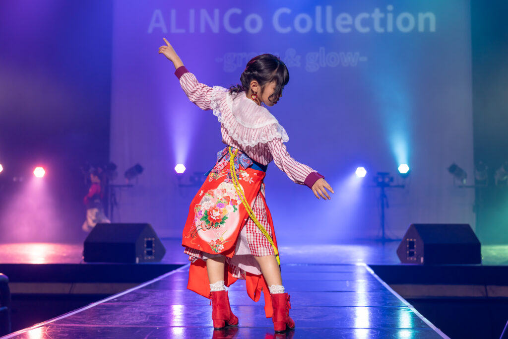 ファッション オシャレ コーディネート キッズ 子供 ハーフ成人式 写真 赤 和洋折衷 着物 リボン レトロ アンティーク 大正ロマン ファッションショー ヘアアクセサリー 髪飾り