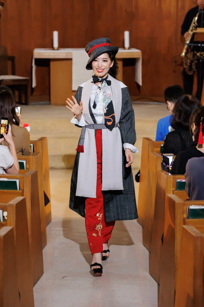 ファッション　オシャレ　コーディネート　レディース　赤　ハット　帽子　和柄ネクタイ　リボン　大正ロマン　鎌倉　