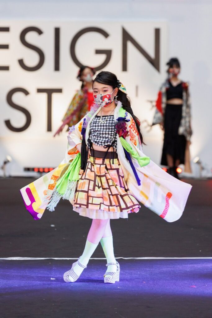 ファッション　オシャレ　コーディネート　レディース　キッズ　子供　ハーフ成人式　和洋折衷　着物　リボン　レトロ　アンティーク　大正ロマン　ファッションショー　ヘアアクセサリー　髪飾り　