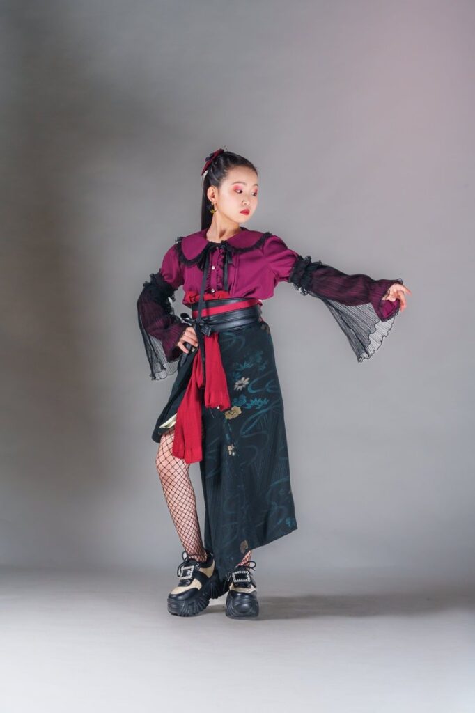 ハーフ成人式 コーディネート オシャレ 赤 ピンク 和洋折衷 着物 袴 リボン レトロ アンティーク 大正ロマン ファッション ヘアアクセサリー 髪飾り
