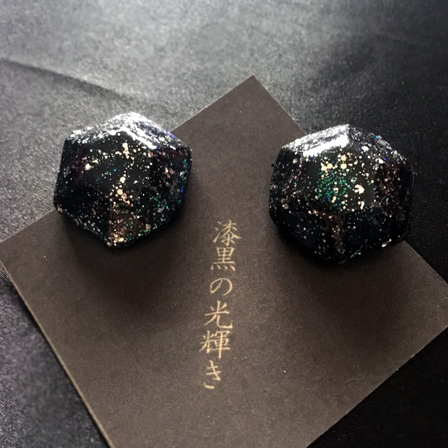 黒 ツヤ 華やか 小物