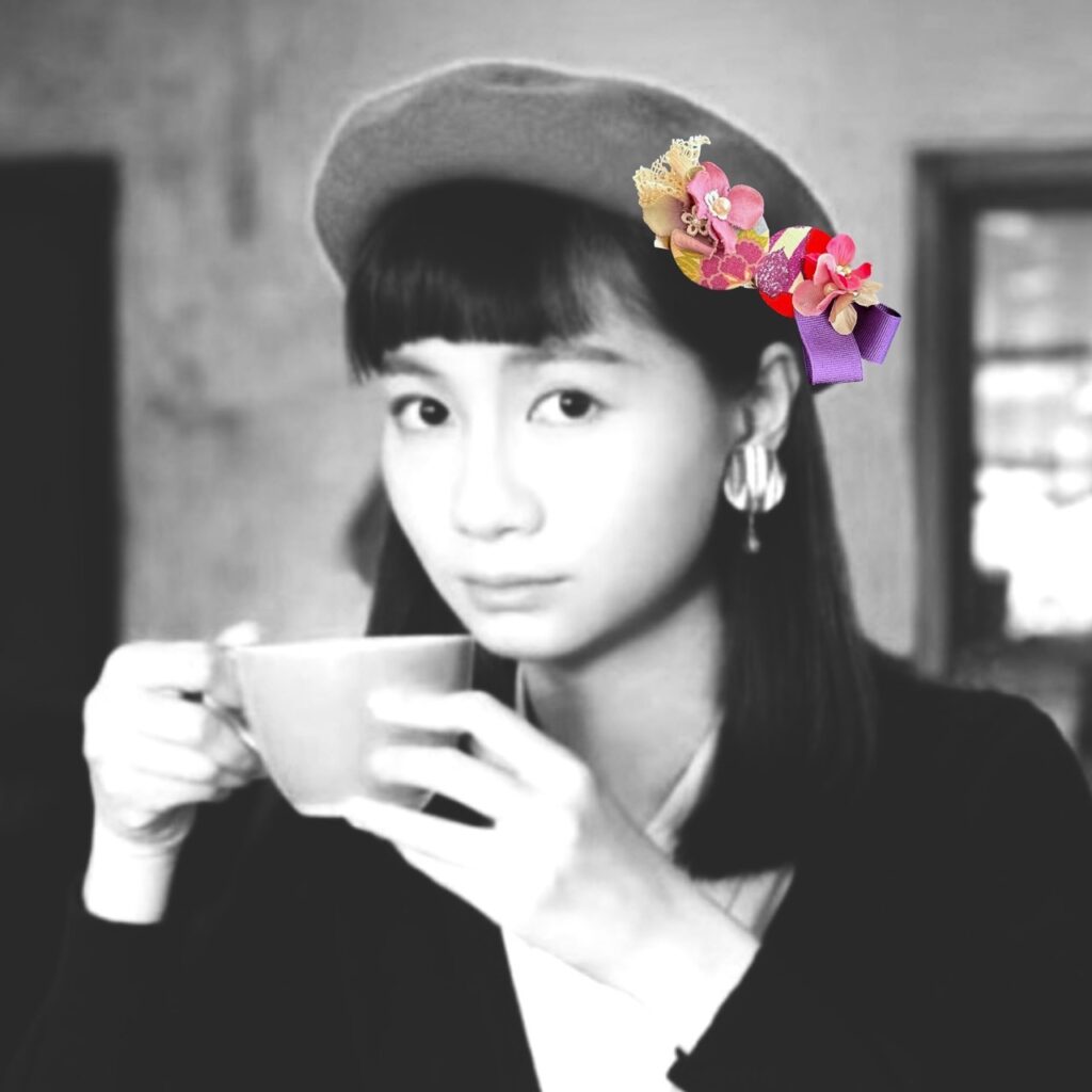 帽子のアクセントになるブローチアレンジ