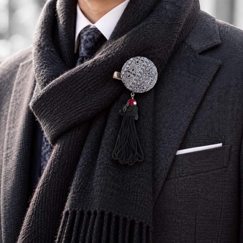 ブローチの色合わせ｜服と同系色でまとめる上品な秋冬コーデ